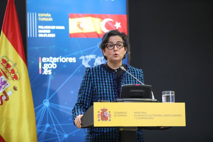La ministra de Asuntos Exteriores, Unión Europea y Cooperación, Arancha González Laya durante una rueda de prensa conjunta con el ministro de Asuntos Exteriores de la República de Turquía, Mevlüt avusoglu en el Palacio de Viana, en Madrid (España), a 8
