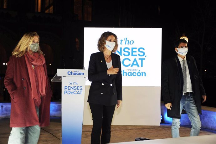 La número 2 del PDeCAT a las elecciones del 14F, Joana Ortega; la candidata del PDeCAT a la presidencia de la Generalitat, ngels Chacón, y el número 3 de la lista y alcalde de Igualada (Barcelona), Marc Castells en el acto de inicio de campaña.