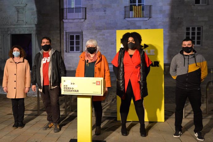A l'acte d'inici de campanya de la CUP amb la candidata Dolors Sabater i els membres de lacandidatura Dani Cornell, Montserrat Vinyets, Edgar Fernández i Nogay Ndiaye. A Girona, el 28 de gener de 2021.