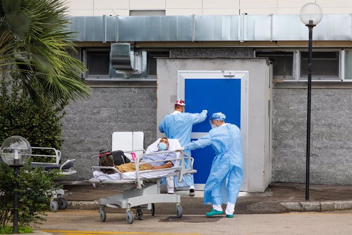 13 November 2020, Italy, Naples: ACoronavirus patient in critical condition is transferred   to the Antonio Cardarelli hospital in Naples. Photo: Fabio Sasso/ZUMA Wire/dpa