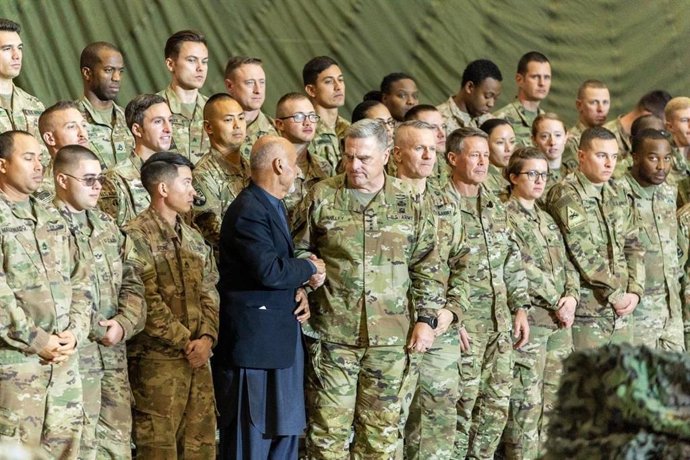 El expresidente de Afganistán Hamid Karzai junto con tropas estadounidenses en la base militar Bagram Airfield, en el este del país.  