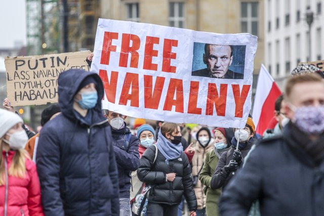 Seguidores de Navalni se manifiestan en Berlín, Alemania.