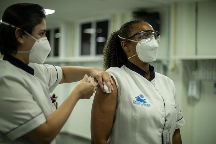 Una enfermera recibe una dosis de una vacuna contra el coronavirus en un hospital infantil de Río de Janeiro.