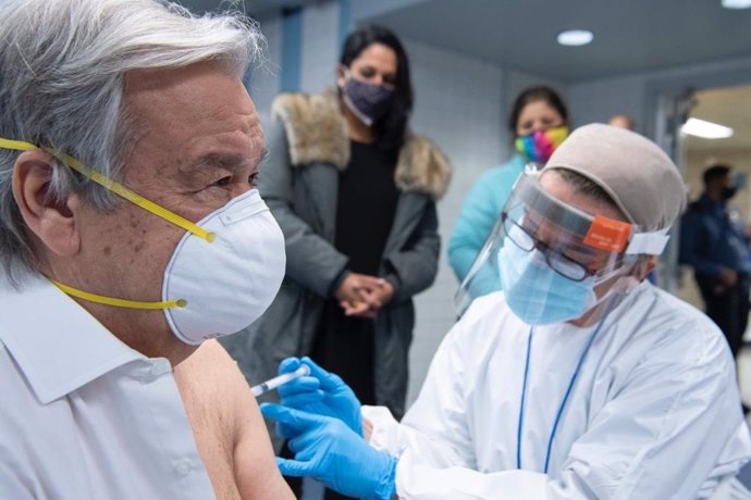 El secretario general de Naciones Unidas, António Guterres, recibiendo la vacuna contra la COVID-19.
