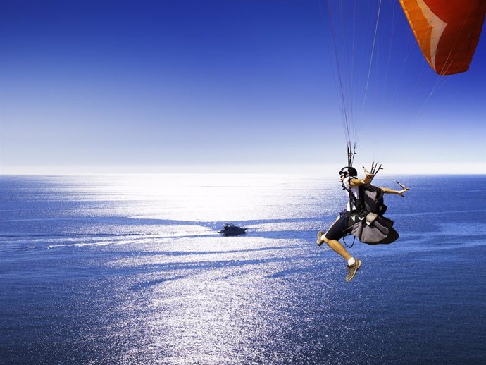 Turismo de experiencias parapente turista paracaídas mar visitante riesgo vuelo