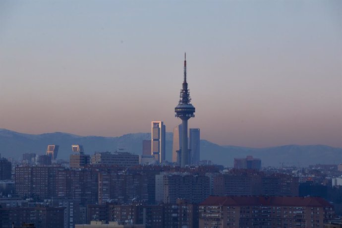 Capa de contaminación sobre la ciudad desde el Cerro del Tío Pío en Madrid (España), a 18 de enero de 2021. Madrid lleva desde ayer en escenario 1 de su protocolo anticontaminación y continuará así mínimo hasta mañana martes incluido. Durante este escen