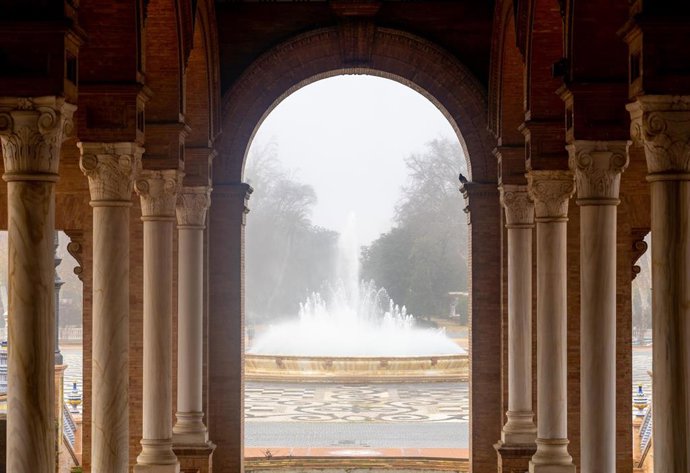 Sevilla ha amanecido con unos densos bancos de niebla que ha cubierto el área metropolitana. En la imagen la Plaza de España del  Parque de María Luisa. Sevilla a 27 de enero del 2020