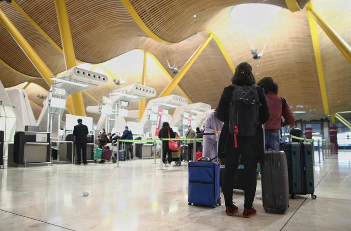 Viajeros en la terminal T4 del Aeropuerto Adolfo Suárez Madrid-Barajas, un día antes de la suspensión de los vuelos procedentes de Reino Unido, en Madrid (España), a 21 de diciembre de 2020. El Gobierno ha decidido de manera conjunta con Portugal la sus