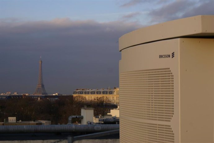 Equipamiento de red de Ericsson en París con la Torre Eiffel de fondo