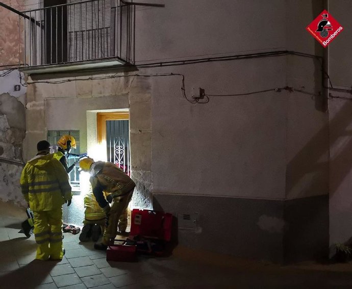 Bomberos fuerzan entrada a vivienda