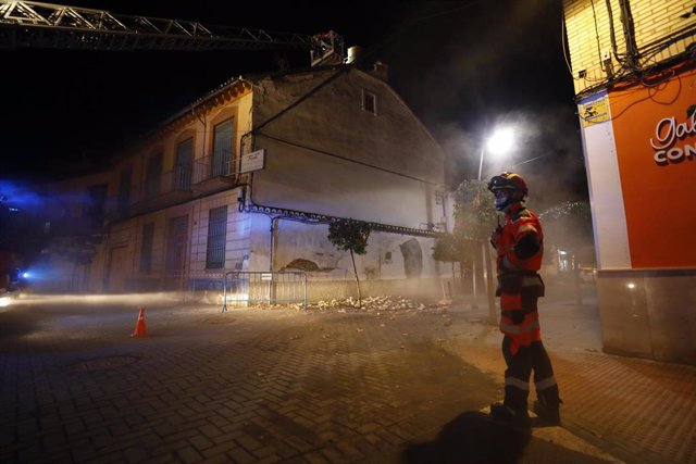 Bomberos actúan en un edificio dañado en Santa Fe tras varios nuevos terremotos. 