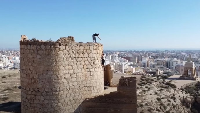Jóvenes practican 'parkour' en las murallas de la Alcazaba de Almería