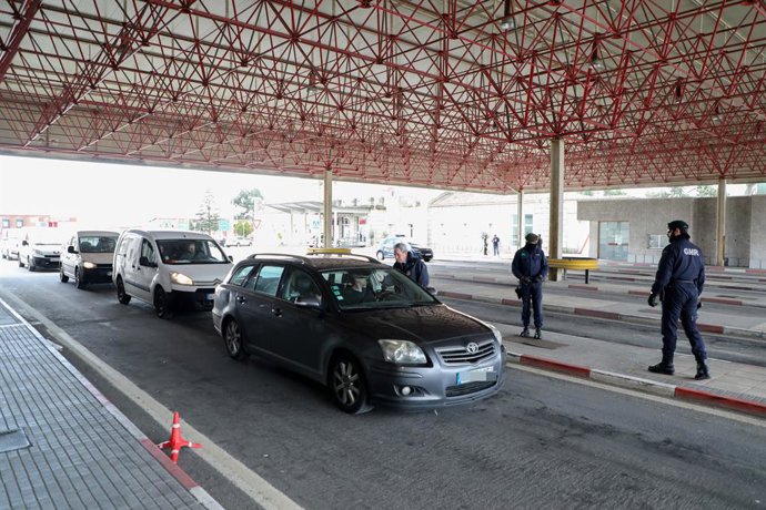 Efectivos portugueses de la Guardia Nacional Republicana (GNR)realizan controles en el puesto fronterizo con Portugal en Fuentes de Oñoro (Salamanca) , a 17 de marzo de 2020.