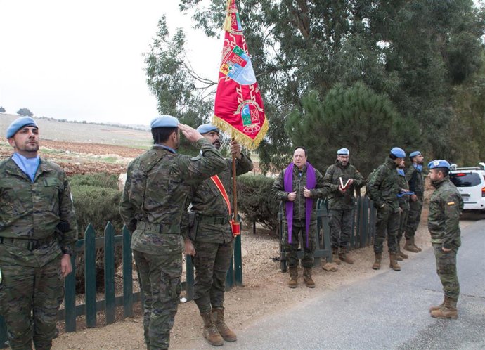 El arzobispo castrense Juan del Río en una visita a los cascos azules españoles