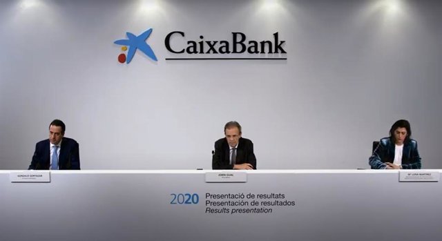 El presidente de CaixaBank, Jordi Gual; el consejero delegado, Gonzalo Gortázar, y la directora ejecutiva de comunicación, María Luisa Martínez, presentan en rueda de prensa los resultados de 2020, a 29 de enero de 2021.