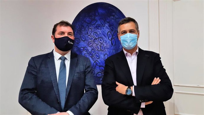 Los presidentes de la Federación Española del Vino (FEV), Emilio Restoy, y de la CECRV, David Palacios,