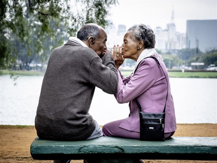 Juárez y Heloisa se conocieron en las calles de So Joo Del Rey, Brasil, hace 56 años. Para ellos, todavía hoy, los abrazos y mimos son un signo de amor y consuelo. NIVEA los ha conocido con ocasión de su Informe sobre el contacto humano