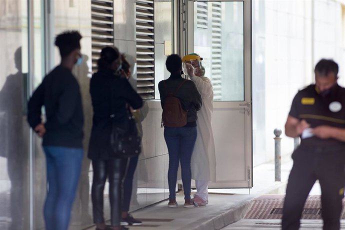 Pruebas de COVID-19 desde el coche en las inmediaciones de Burela, Lugo, Galicia.