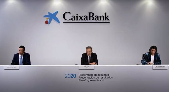 El president de CaixaBank, Jordi Gual; el conseller delegat, Gonzalo Gortázar, i la directora executiva de comunicació, María Luisa Martínez, presenten en roda de premsa els resultats del 2020.