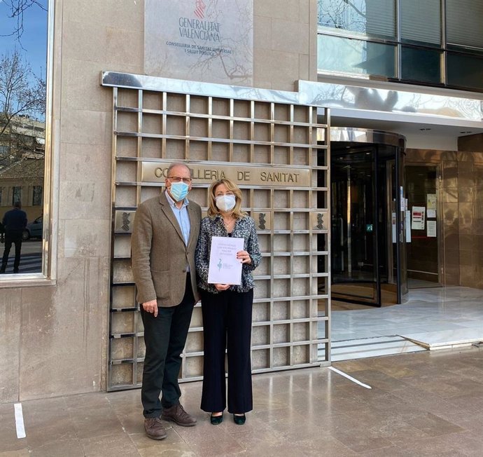 Presidenta del Colegio Oficial de Médicos de Valencia (ICOMV), Mercedes Hurtado, y el vicepresidente, Pedro Ibor