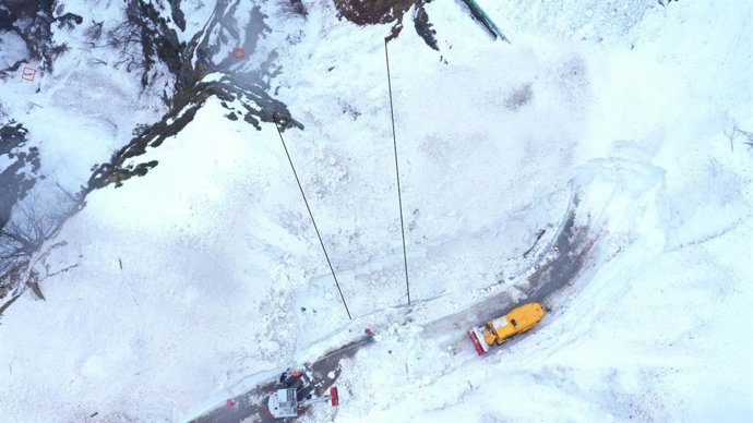 Vista aérea del Puerto de San Isidro, en Aller, donde continúan las labores de búsqueda del operario desaparecido el pasado 1 de enero tras un alud que arrastró la máquina quitanieves en la que trabajaba.