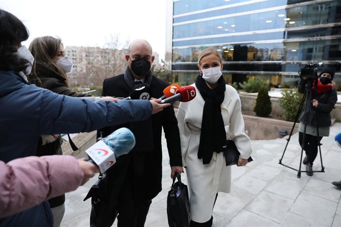 La expresidenta de la Comunidad de Madrid, Cristina Cifuentes, acompañada de su abogado, José Antonio Choclán, se dirige a la Audiencia Provincial el tercer día del juicio contra ella por falsear presuntamente el acta que acreditaba su TFM, en Madrid (E