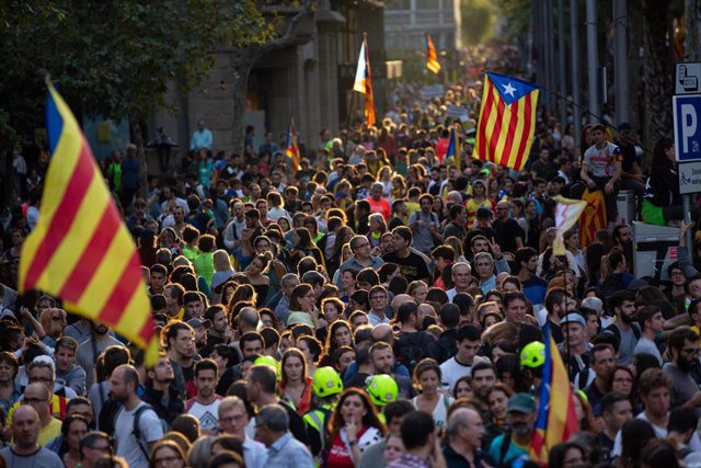 Una multitud de personas se concentra y ondea esteladas en la manifestación de los CDR durante la huelga general en Catalunya en reacción a las penas por el 1-O, en Barcelona (Cataluña, España), a 18 de octubre de 2019.