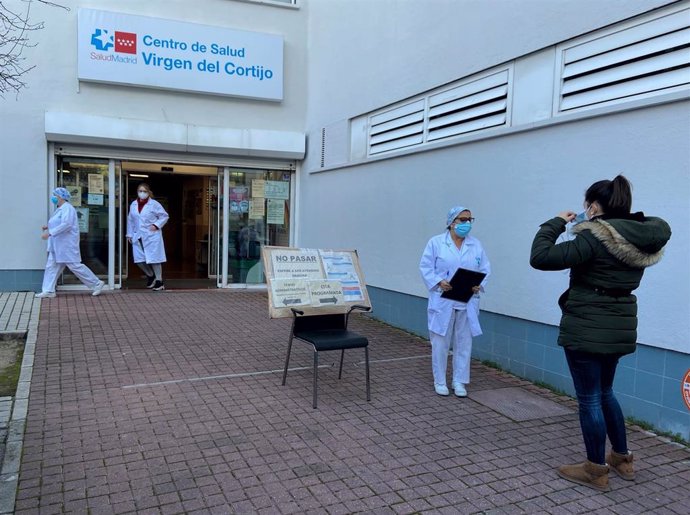 Una mujer espera en la entrada del centro de salud Virgen del Cortijo en el distrito de Hortaleza