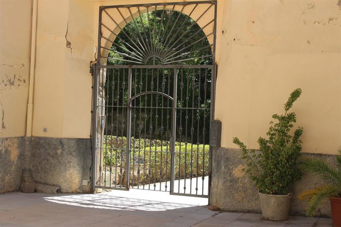 Puerta del convento de las Capuchinas en Barbastro