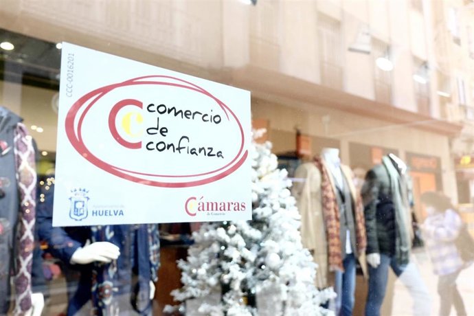 Imagen de archivo de una tienda de Huelva con el sello 'Comercio de Confianza' ante las restricciones causadas por el Covid.