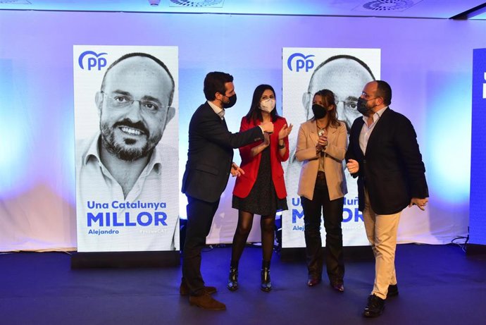 El líder del PP, Pablo Casado, la número 2 de la lista del PP a las elecciones catalanas Lorena Roldán, la número 3, Eva Parera, y el candidato del PP a la Presidencia de la Generalitat, Alejandro Fernández. En Barcelona,  a 28 de enero de 2021. 