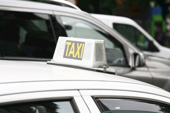 VÍDEO: Taxistas se manifiestan en sus vehículos por el "caos" del Instituto y por el "abandono" municipal al sector
