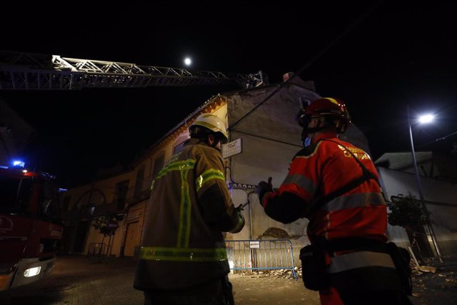 Bomberos actúan en un edificio dañado en Santa Fe tras varios nuevos terremotos