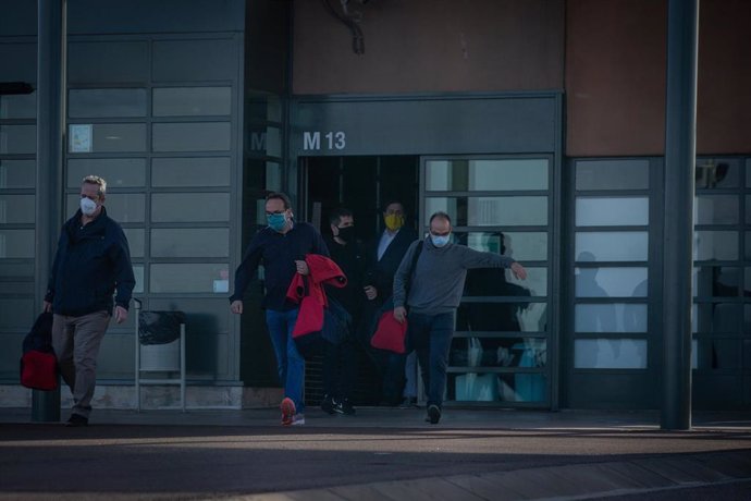 Los exconsellers Jordi Turull, Joaquim Forn, Josep Rull, el secretario general de JxCat, Jordi Snchez, y el exvicepresidente y líder de ERC Oriol Junqueras salen de la cárcel de Lledoners con el tercer grado.