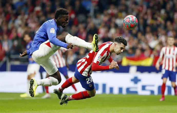 Williams y Hermoso durante el Atlético-Athletic de LaLiga Santander 2019-2020