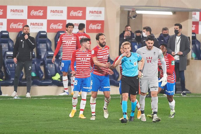 Granda players react during the La Liga Santander mach between Villarreal and Granada at Estadio de la Ceramica on 22 January, 2021 in Vila-real, Spain