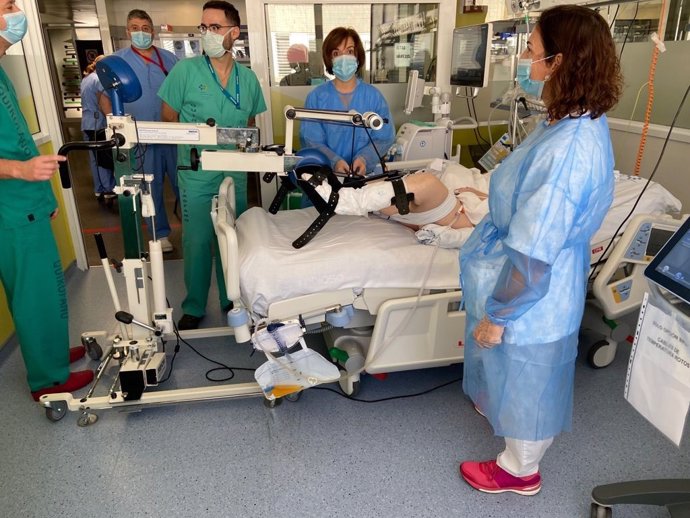 Parte del servicio de Anestesia, Reanimación y Unidad del Dolor del Hospital de Gran Canaria Dr. Negrín realizando la terapia para facilitar el movimiento