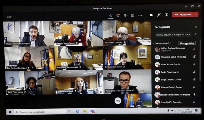 El presidente del Principado de Asturias, Adrián Barbón, preside la reunión telemática del Consejo de Gobierno.  Foto: Armando Álvarez.