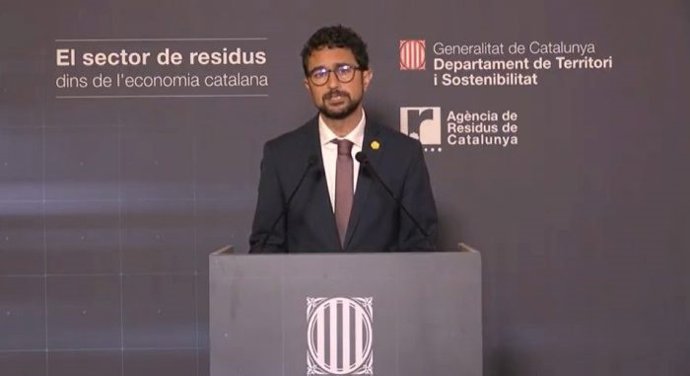 El conseller de Territorio y Sostenibilidad, Dami Calvet, presentando el Informe económico del sector de los residuos de Catalunya
