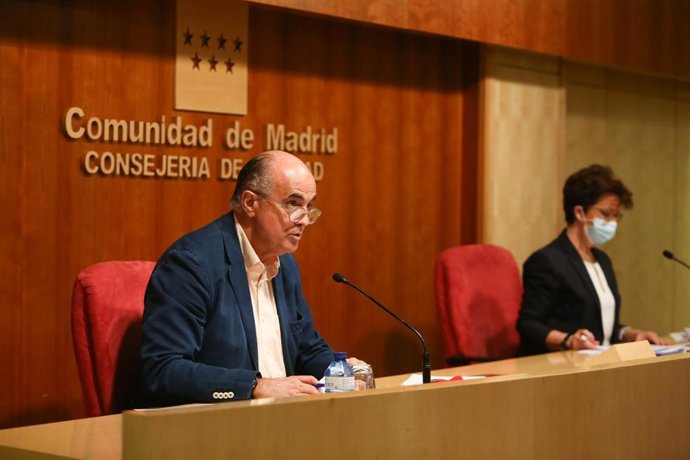 El viceconsejero de Salud Pública y Plan COVID-19 de la Comunidad de Madrid, Antonio Zapatero y la directora general de Salud Pública, Elena Andradas 