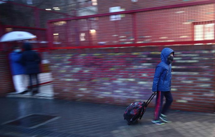 Un alumno se dirige a la puerta de su colegio.