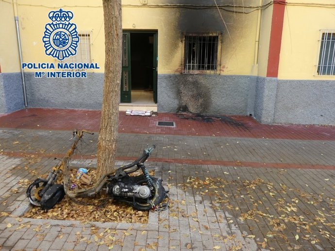 Incendio de un ciclomomotor y  un inmueble adyacente