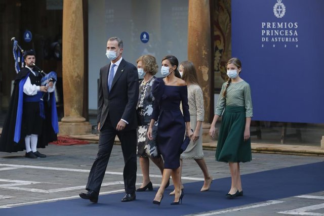 El Rey Felipe VI; Doña Sofía; la Reina Letizia; la Princesa Leonor; y la Infanta Doña Sofía, a su llegada al acto de entrega de los Premios Princesa de Asturias 2020