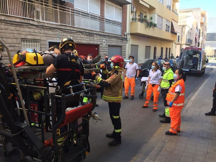 Los bomberos del SPEIS rescatan a un operario que ha sufrido un accidente laboral en Alicante