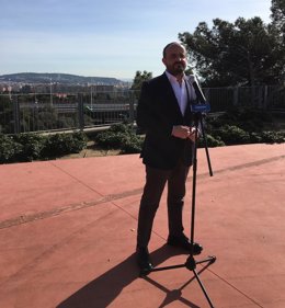 El candidato del PP a las elecciones catalanas, Alejandro Fernández, en una rueda de prensa sobre su programa educativo