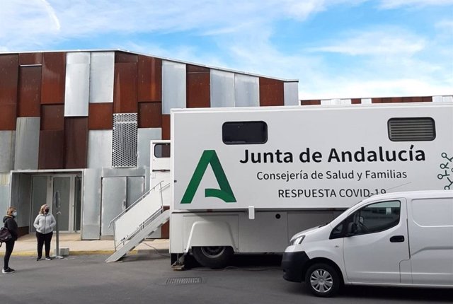 Imagen de archivo de las estaciones móviles para el cribado sobre coronavirus en Vélez-Rubio (Almería). 