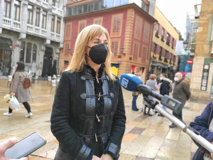 La concejala del PSOE en el Ayuntamiento de Oviedo, Marisa Ponga, atiende a los medios.