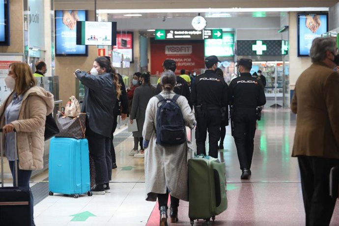 Agentes de la Policía Nacional caminan por las instalaciones de la estación de tren Chamartín para realizar un control de movilidad, en Madrid (España), a 30 de octubre. El control se produce horas después de que se hiciera efectivo un nuevo decreto de 