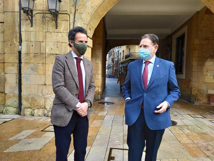 El concejal de Urbanismo, Ignacio Cuesta, junto al alcalde de Oviedo, Alfredo Canteli.