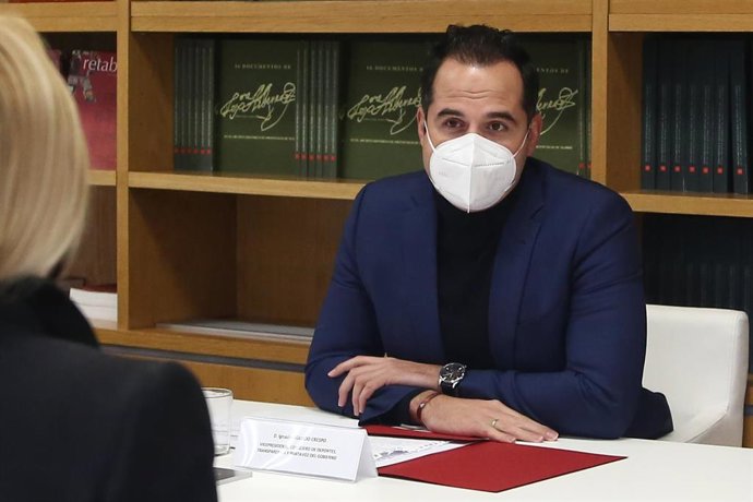 El vicepresidente, consejero de Deportes, Transparencia y portavoz del Gobierno de la Comunidad de Madrid, Ignacio Aguado (d), durante una reunión con representantes del sector cultural de la región, en Madrid (España), a 29 de enero de 2021. 